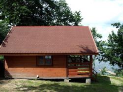 Drewniany domek nad samym jeziorem
