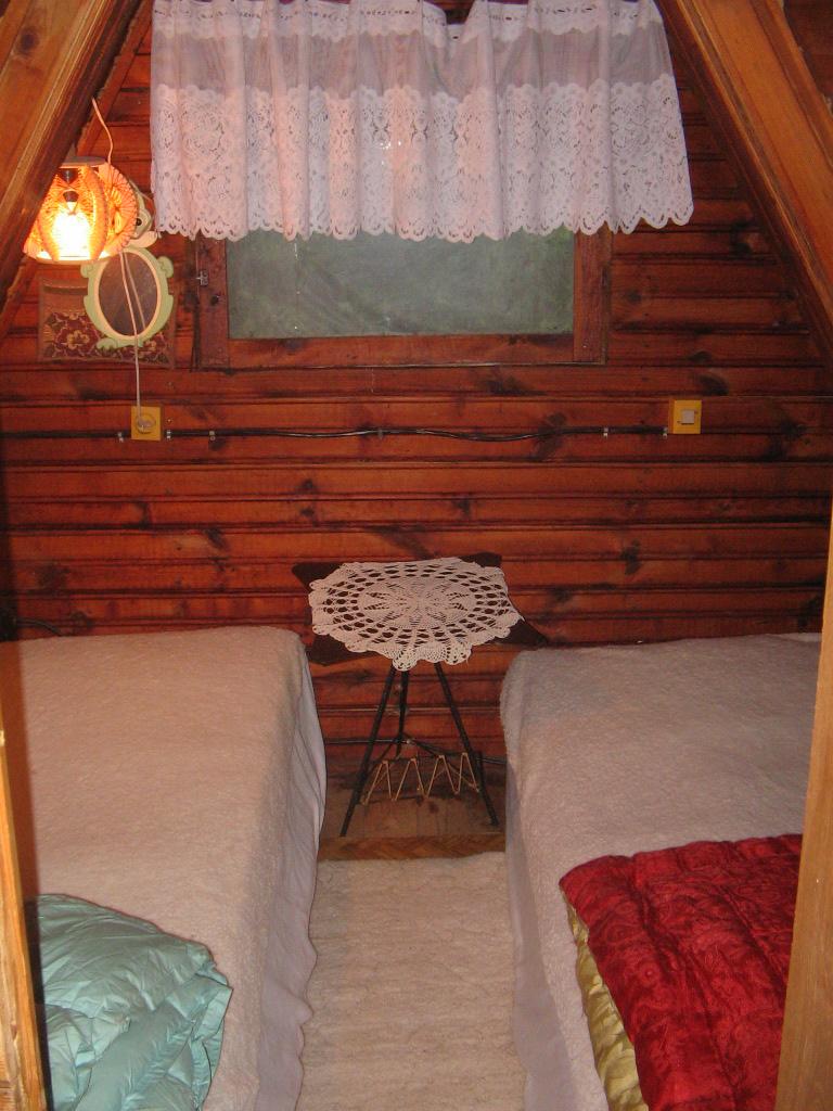Domek w lesie z saun i kominkiem nad jeziorem Wierzchowo