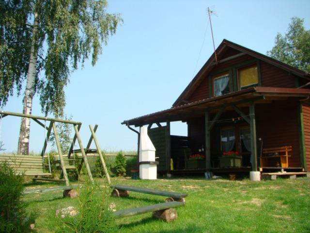Drewniany domek caoroczny na Kaszubach